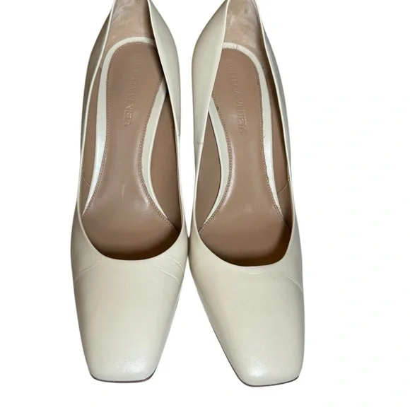 Bottega Veneta knot ivory pump.Statement luxury gold elegant chic unique. $1800 - Picture 2 of 8